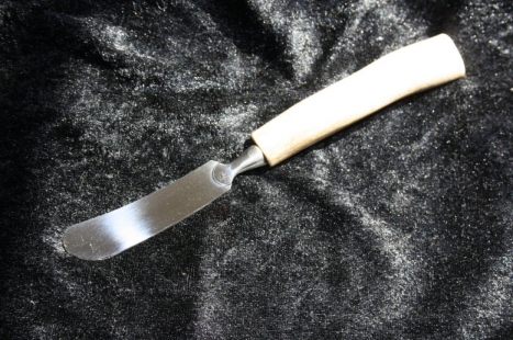 20-007-53-07- smörkniv liten renhorn 175 kr