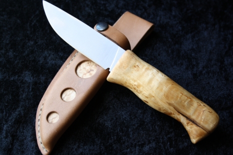10-005-37-05- Jaktkniv Mazur i skaft och balja 2250 kr