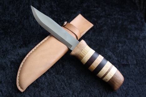 10-005-07-07- Jaktkniv Olika träslag och Vattenbuffelhorn 2195 kr